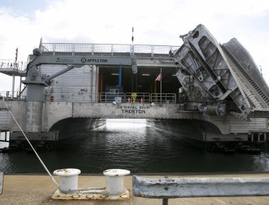 Τι ξεφορτώνει το αμερικανικό Ναυτικό στον Πειραιά;